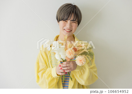 花束を持つ若い女性 106654952