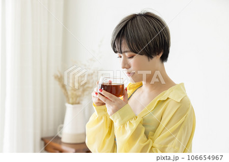 紅茶を飲む若い女性 106654967