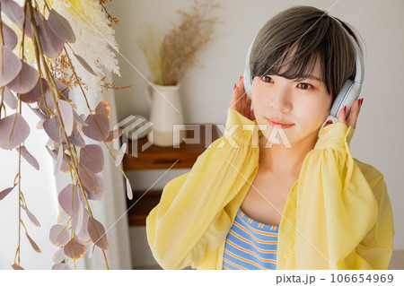 音楽を聴く女性 音楽を聴く女性 106654969