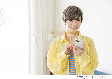 スマートフォンを操作する若い女性 スマートフォンを操作する若い女性 106654978