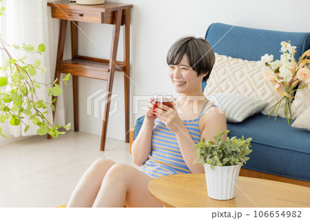 紅茶を飲む若い女性 106654982