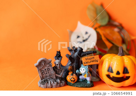 オレンジ背景とハロウィンのイメージ オレンジ背景とハロウィンのイメージ 106654991