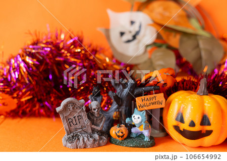 オレンジ背景とハロウィンのイメージ オレンジ背景とハロウィンのイメージ 106654992