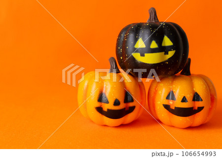 オレンジ背景とジャックオーランタン 106654993