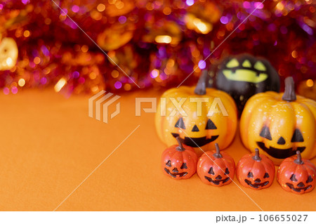 オレンジ背景とハロウィンのイメージ 106655027