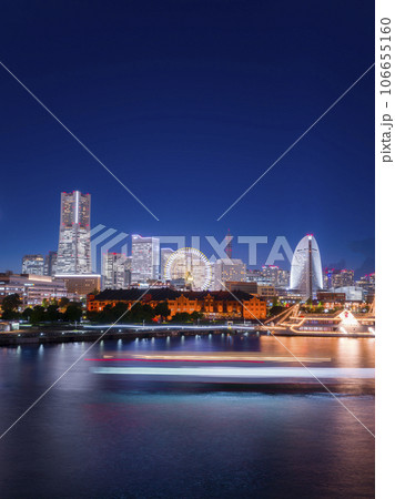 横浜みなとみらい地区の夜景　ランドマークタワー　赤レンガ倉庫　観覧車 106655160