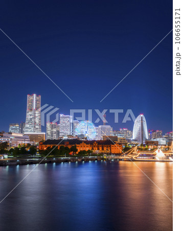 横浜みなとみらい地区の夜景 ランドマークタワー 赤レンガ倉庫 観覧車 横浜みなとみらい地区の夜景 ランドマークタワー 赤レンガ倉庫 観覧車 106655171