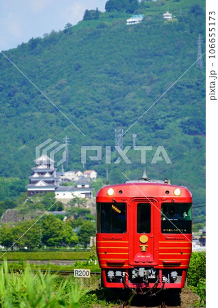 大洲城を背に八幡浜へ向かう特急伊予灘ものがたり 大洲城を背に八幡浜へ向かう特急伊予灘ものがたり 106655173