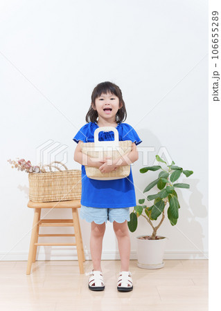 子供の夏服ファッションコーディネート全身（縦向き） 106655289