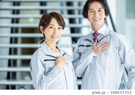 作業服姿の男女ビジネスパーソン 作業服姿の男女ビジネスパーソン 106655353