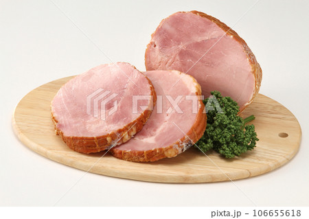 カットしたロースハム・ロースハムの木皿盛り・ロースハムのぶつ切りスライス 106655618