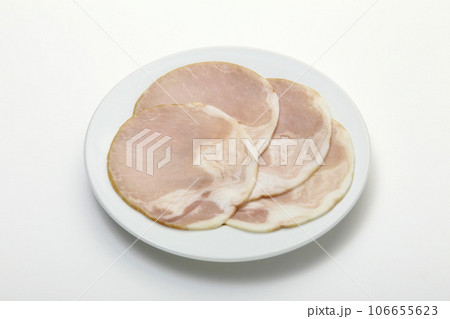 白い皿に盛ったホワイトロースハムスライス・おいしそうな白皿のホワイトロースハム・ホワイトロースハム 106655623