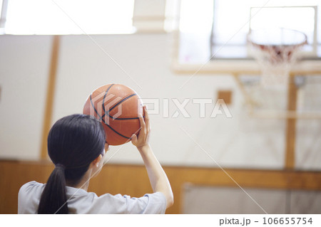 体育館でバスケットボールの練習をするスポーツウェアを着た日本人女性 106655754
