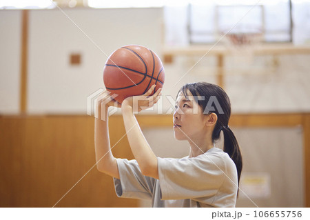体育館でバスケットボールの練習をするスポーツウェアを着た日本人女性 体育館でバスケットボールの練習をするスポーツウェアを着た日本人女性 106655756