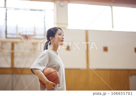 体育館でバスケットボールの練習をするスポーツウェアを着た日本人女性 106655781