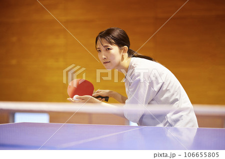 体育館にて卓球の練習をするスポーツウェアを着た日本人女性 体育館にて卓球の練習をするスポーツウェアを着た日本人女性 106655805