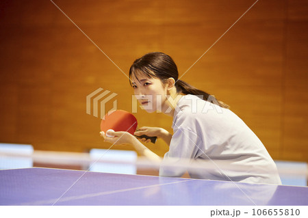 体育館にて卓球の練習をするスポーツウェアを着た日本人女性 体育館にて卓球の練習をするスポーツウェアを着た日本人女性 106655810