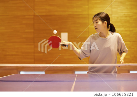 体育館にて卓球の練習をするスポーツウェアを着た日本人女性 106655821