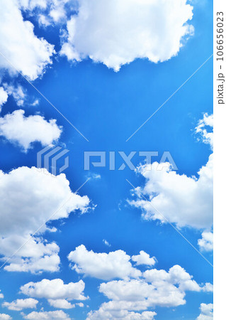 夏の青空と白い雲 106656023
