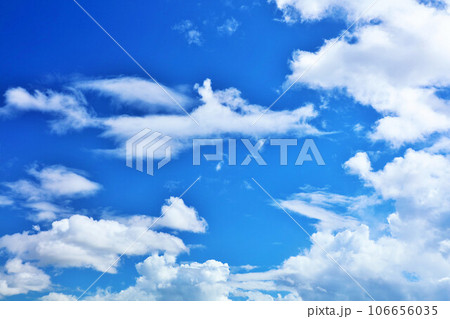 夏の青空と白い雲 夏の青空と白い雲 106656035