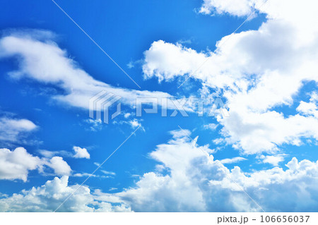 夏の青空と白い雲 夏の青空と白い雲 106656037