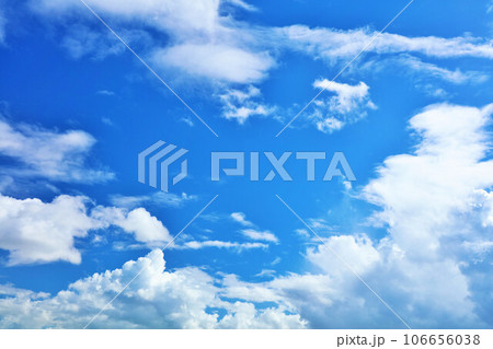 夏の青空と白い雲 106656038