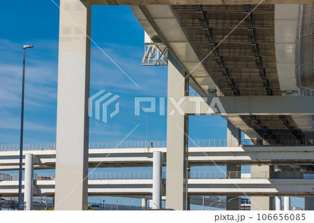 青空と高速道路の高架橋 青空と高速道路の高架橋 106656085