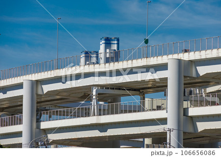 青空と高速道路の高架橋 青空と高速道路の高架橋 106656086