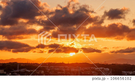 夕暮れ時の横浜郊外の住宅街 106656102