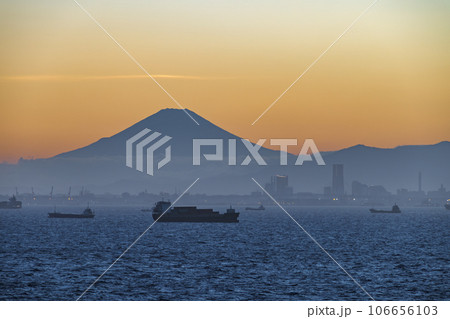 よく晴れた日の富士山と横浜の夕景 106656103