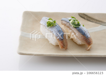 新鮮で美味しそうなサンマの握り寿司 新鮮で美味しそうなサンマの握り寿司 106656123