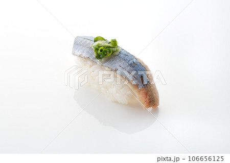 新鮮で美味しそうなサンマの握り寿司 新鮮で美味しそうなサンマの握り寿司 106656125