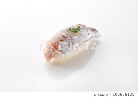 新鮮で美味しそうな鰺の握り寿司 106656129