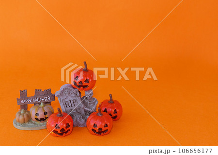 オレンジ背景とハロウィンのイメージ オレンジ背景とハロウィンのイメージ 106656177