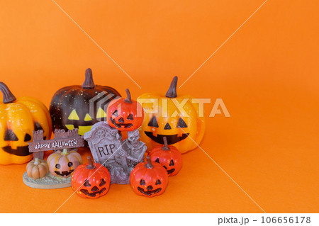 オレンジ背景とハロウィンのイメージ オレンジ背景とハロウィンのイメージ 106656178