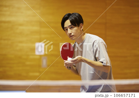 体育館の卓球台でサーブを構える男子大学生 106657171