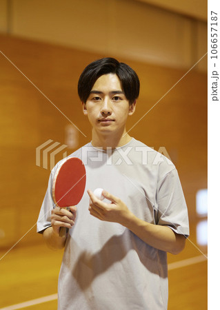体育館で卓球を練習する日本人男子大学生 体育館で卓球を練習する日本人男子大学生 106657187