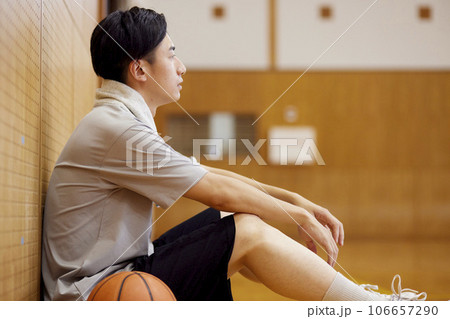 体育館でバスケットボールの練習をする日本人大学生の男性 106657290