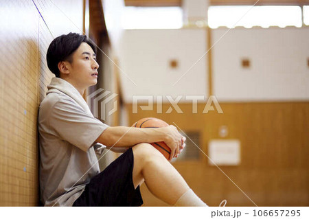 体育館でバスケットボールの練習をする日本人大学生の男性 106657295