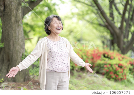 公園で深呼吸するシニア女性 106657375