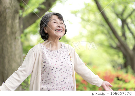 公園で深呼吸するシニア女性 106657376