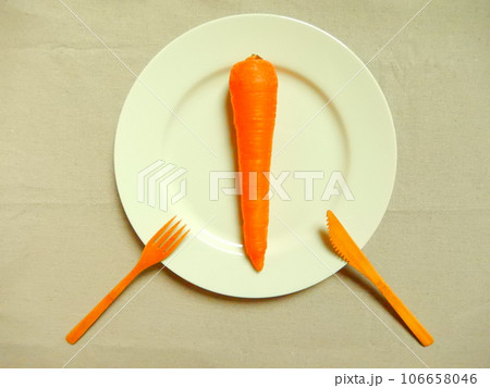 鮮やか 白い皿に乗った人参とナイフとフォーク 鮮やか 白い皿に乗った人参とナイフとフォーク 106658046