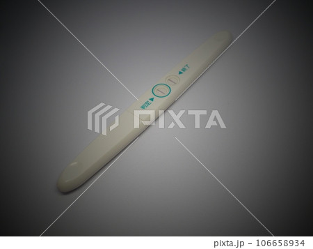 妊娠検査薬 陽性（マイナスイメージ） 106658934