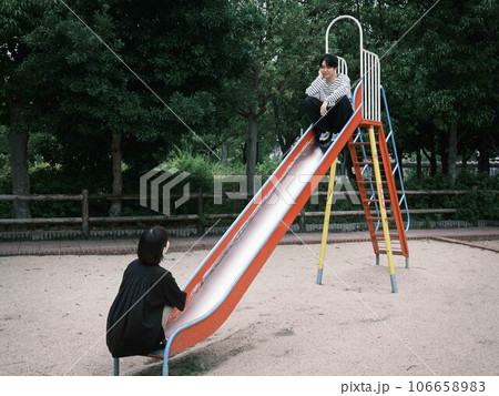 カップルの休日 106658983