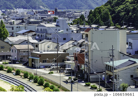 小浜　海岸通り沿いの街並み　福井県小浜市 106659661