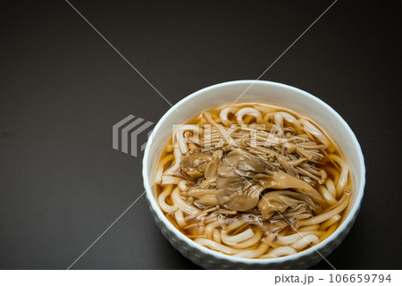 秋になると食べたくなる、キノコたっぷりの餡かけうどん 106659794