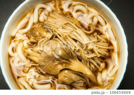 秋になると食べたくなる、キノコたっぷりの餡かけうどん 106659809