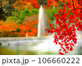 噴水と紅葉 106660222