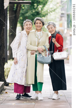 おしゃれをして街を歩くグレイヘアのシニア女性 106660281