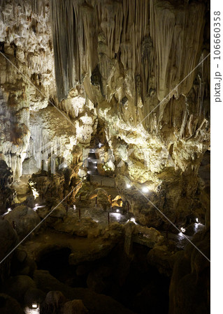ベトナム　ハロン湾　ティエンクン鍾乳洞 106660358